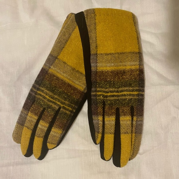Brand new mittens - Picture 1 of 2